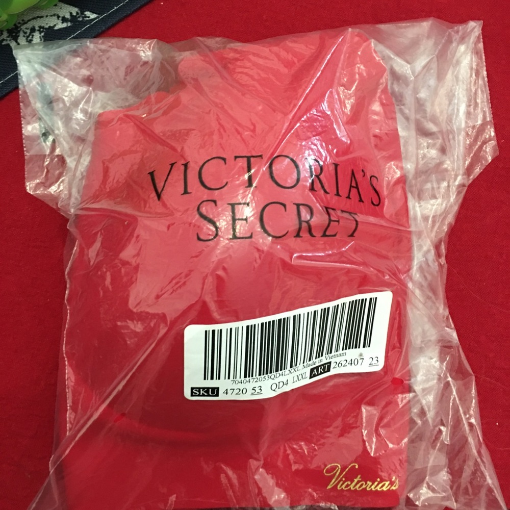 NWT Victoria Secret Leisure Bra XXL. Red.